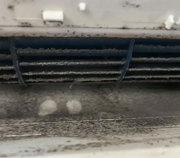 鲁甸空调吹的风有股烧焦味是怎么回事